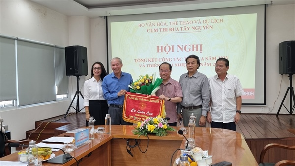 Trao cờ luân lưu cho Sở VHTTDL tỉnh Lâm Đồng, Cụm trưởng Cụm thi đua Tây Nguyên năm 2024.
